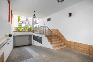 Pokój z klatką schodową i klatką schodową w obiekcie COMFY AWAY - Apartamento Deluxe Centro Histórico w Sewilli