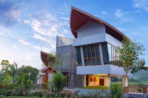 un grand bâtiment avec un toit dans l'établissement Phurua Sanctuary Resort and Spa, à Phu Ruea