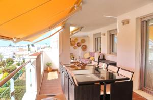 Apartamento con balcón con mesa y sillas. en Apartamento Puerta del Sol, en Conil de la Frontera