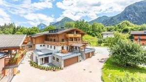 eine Luftansicht eines Hauses mit Bergen im Hintergrund in der Unterkunft Ferienwohnung Ochsenhorn in Lofer 100 m² / 4-8 P. in Lofer