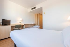 Un pat sau paturi într-o cameră la Hotel Basic