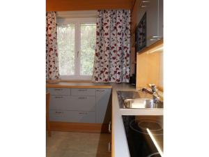una cucina con lavandino e finestra di Belvilla a Tirolo