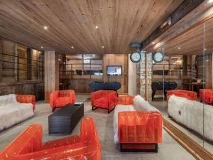 A seating area at Chalet Courchevel, 5 pièces, 8 personnes - FR-1-568-14