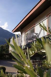 Cette maison dispose d'un balcon offrant une vue sur la montagne. dans l'établissement Belvilla, à Tirolo