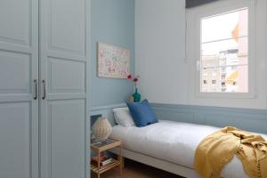 Schlafzimmer mit einem Bett und einem Fenster in der Unterkunft Casa Cosi - El Farro 1 in Barcelona