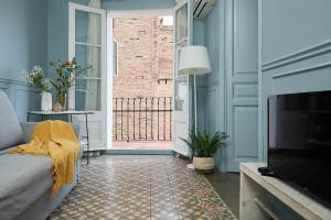 Zimmer mit einem Bett, einem Fenster und einem TV in der Unterkunft Casa Cosi - El Farro 1 in Barcelona