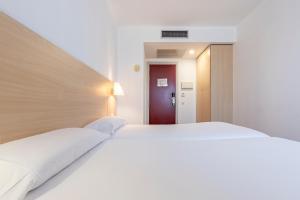 Un pat sau paturi într-o cameră la Hotel Basic