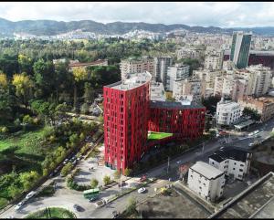 uma vista superior de um edifício vermelho numa cidade em Lovely Apartment em Tirana