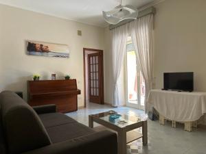 a living room with a couch and a tv and a table at Terra mia in Naples
