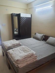 2 camas en una habitación con espejo en Castle Dollars en Bangalore