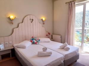 a bedroom with two beds with towels on them at Odos Kentavron in Tsagarada