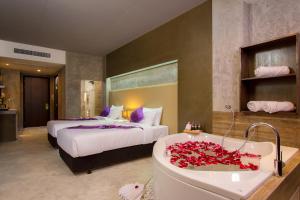 Ein Bett oder Betten in einem Zimmer der Unterkunft Patong Signature Boutique Hotel