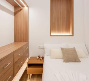 um quarto com uma cama e um armário de madeira em Modern Apartment Goya III Renovated 3BR 2BH em Madri