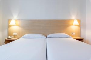 Un pat sau paturi într-o cameră la Hotel Basic