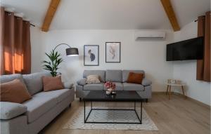 sala de estar con sofá y mesa en Lovely Home In Labin With Kitchen, en Labin