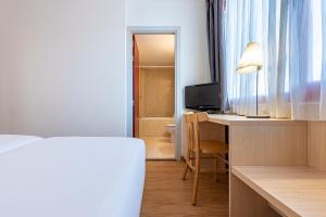 Un pat sau paturi într-o cameră la Hotel Basic