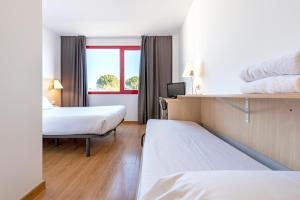 Un pat sau paturi într-o cameră la Hotel Basic