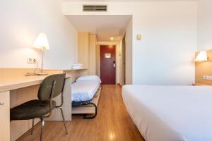 Un pat sau paturi într-o cameră la Hotel Basic