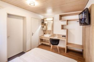 Televízia a/alebo spoločenská miestnosť v ubytovaní Gasthof Enge Self Check-In Hotel