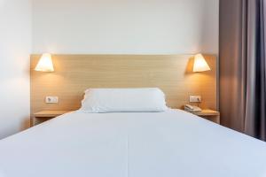 Un pat sau paturi într-o cameră la Hotel Basic