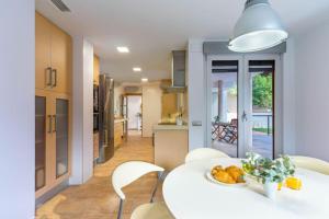 Kuchyň nebo kuchyňský kout v ubytování Acogedora Villa en Alicante con piscina & barbacoa