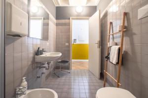 baño con 2 lavabos y puerta amarilla en Arena, Center, Hospital - "The Yellow", en Verona