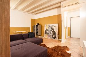sala de estar con sofá y motocicleta en la pared en Arena, Center, Hospital - "The Yellow", en Verona