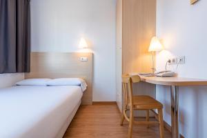 Un pat sau paturi într-o cameră la Hotel Basic