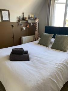 Postel nebo postele na pokoji v ubytování Beautiful home in Ryde with garden and parking