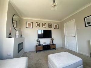 TV a/nebo společenská místnost v ubytování Beautiful home in Ryde with garden and parking