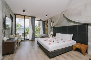 Ein Bett oder Betten in einem Zimmer der Unterkunft Patong Signature Boutique Hotel