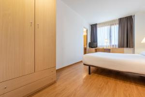 Un pat sau paturi într-o cameră la Hotel Basic
