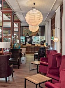a lobby with couches and chairs and a bar at Boutique Hotel H10 Montcada in Barcelona