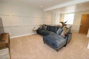 uma sala de estar com um sofá e uma cadeira em The Cottage IH3ATL em Stockton-on-Tees