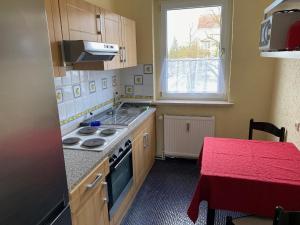 uma cozinha com um fogão, uma mesa e uma janela em Hotel-Sternthaler /Rathauseck em Müncheberg