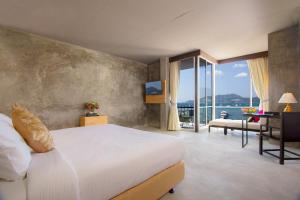 Ein Bett oder Betten in einem Zimmer der Unterkunft Patong Signature Boutique Hotel