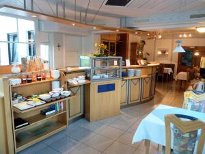 a large kitchen with counters and a counter top at Gästehaus Brütting 