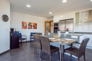 a kitchen and dining room with a table and chairs at Cangas Relax En Grupo in Cangas de Onís