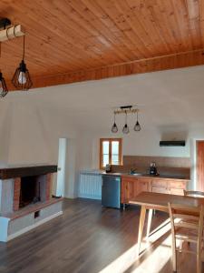 - un salon avec une table et une cheminée dans l'établissement Bruni Apartments Arcidosso - Ginevra, à Arcidosso