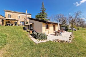 ein Haus mit einem Picknicktisch davor in der Unterkunft Villa Pilotti Country House in Penna San Giovanni