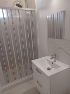 Kúpeľňa v ubytovaní Spacieux appartement residence securisee, garage
