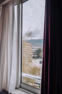 ventana con vistas a la ciudad en Villa Afrodita City Center en Ohrid