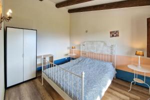 ein Schlafzimmer mit einem weißen Bett und einer Kommode in der Unterkunft Villa Pilotti Country House in Penna San Giovanni