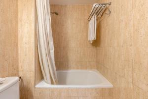 O baie la Hotel Basic