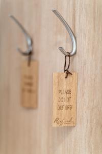 une étiquette en bois apposée sur une porte avec un signe «ne pas déranger» dans l'établissement Rosfjord Strandhotel, à Lyngdal