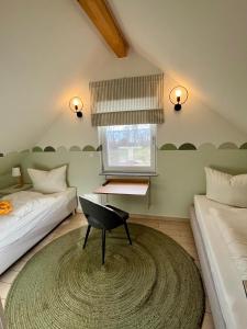 een kamer met 2 bedden en een tafel en een tapijt bij Meermaid 1 in Plau am See