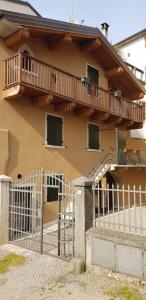 een gebouw met een balkon aan de zijkant bij CASA NELLI in Caprino Veronese