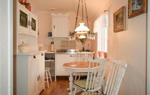 una cucina con un tavolo e sedie in una stanza di Beautiful Home In Reftele With Wifi a Reftele