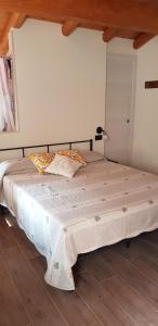 een groot bed in een slaapkamer met een houten vloer bij CASA NELLI in Caprino Veronese