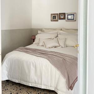 A bed or beds in a room at Camaredde N. 10